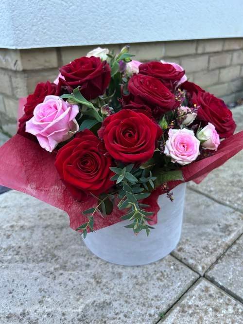 Red and Pink Roses Hat Box.
