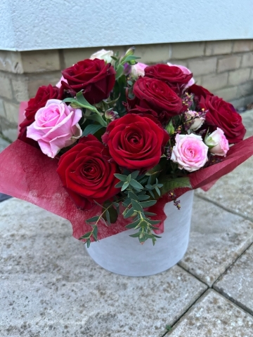 Red and Pink Roses Hat Box.