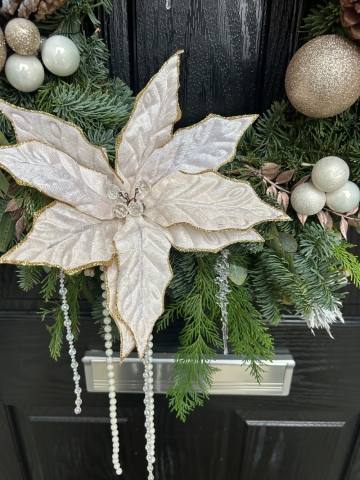Frosted White Wreath.